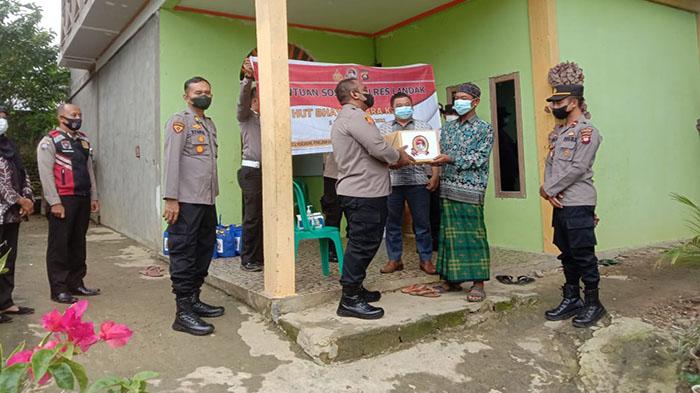 Polsek Mempawah Hulu Bagi Sembako di Pondok Pesantren