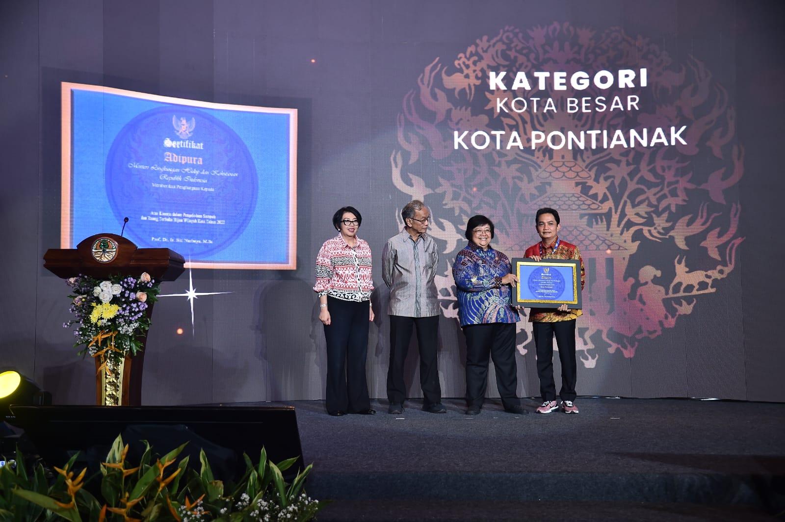 Penyerahan-penghargaan-Adipura-Menteri-Lingkungan-Hidup-dan-Kehutanan-Siti-Nurbaya.jpg