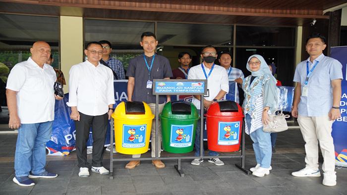 Penyerahan-secara-simbolis-bantuan-20-Bak-Sampah23redf.jpg