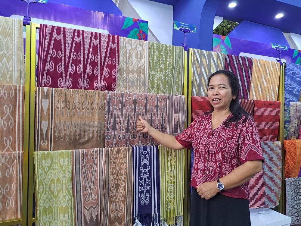 Perajin-Tenun-Ikat-Sintang-Margareta-Pauline-Tanti.jpg