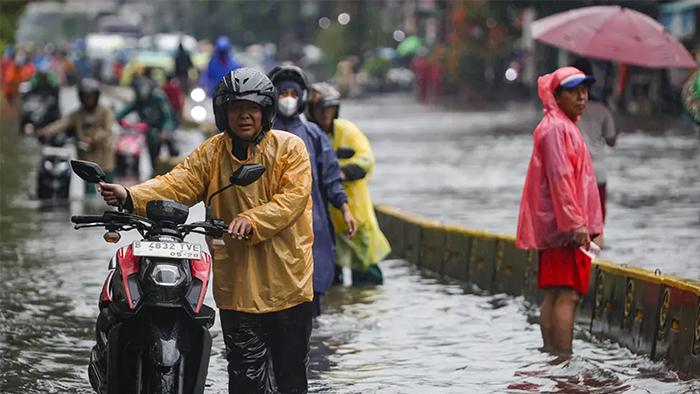 Peringatan Dini BMKG Cuaca Ekstrem Besok 14 Januari 2026 Wilayah Dilanda Badai Hujan Sangat Lebat