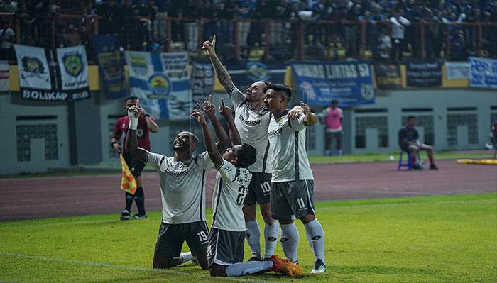 Persib-Bandung-foto-bersama1116.jpg