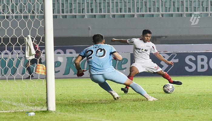 Persis-saat-mendapat-peluang-di-depan-gawang.jpg