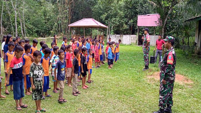 Personel-Koramil-1201-07Mempawah-Hulu-saat-memberikan.jpg