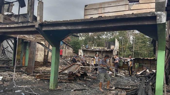 Personel Polsek Ledo Bengkayang Bersama Masyarakat Bahu Membahu Bersihkan Bekas Kebakaran Ruko