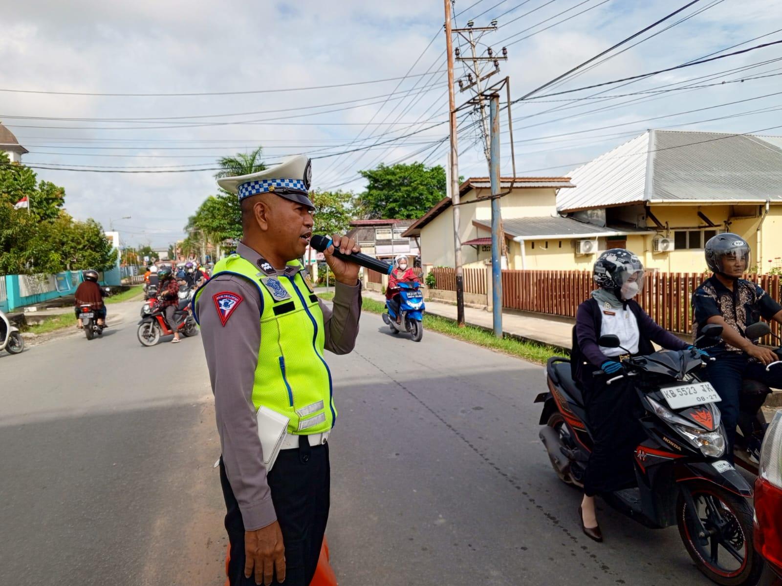 Tekan Angka Kecelakaan, Satlantas Polres Sambas Bagikan Stiker Keselamatan