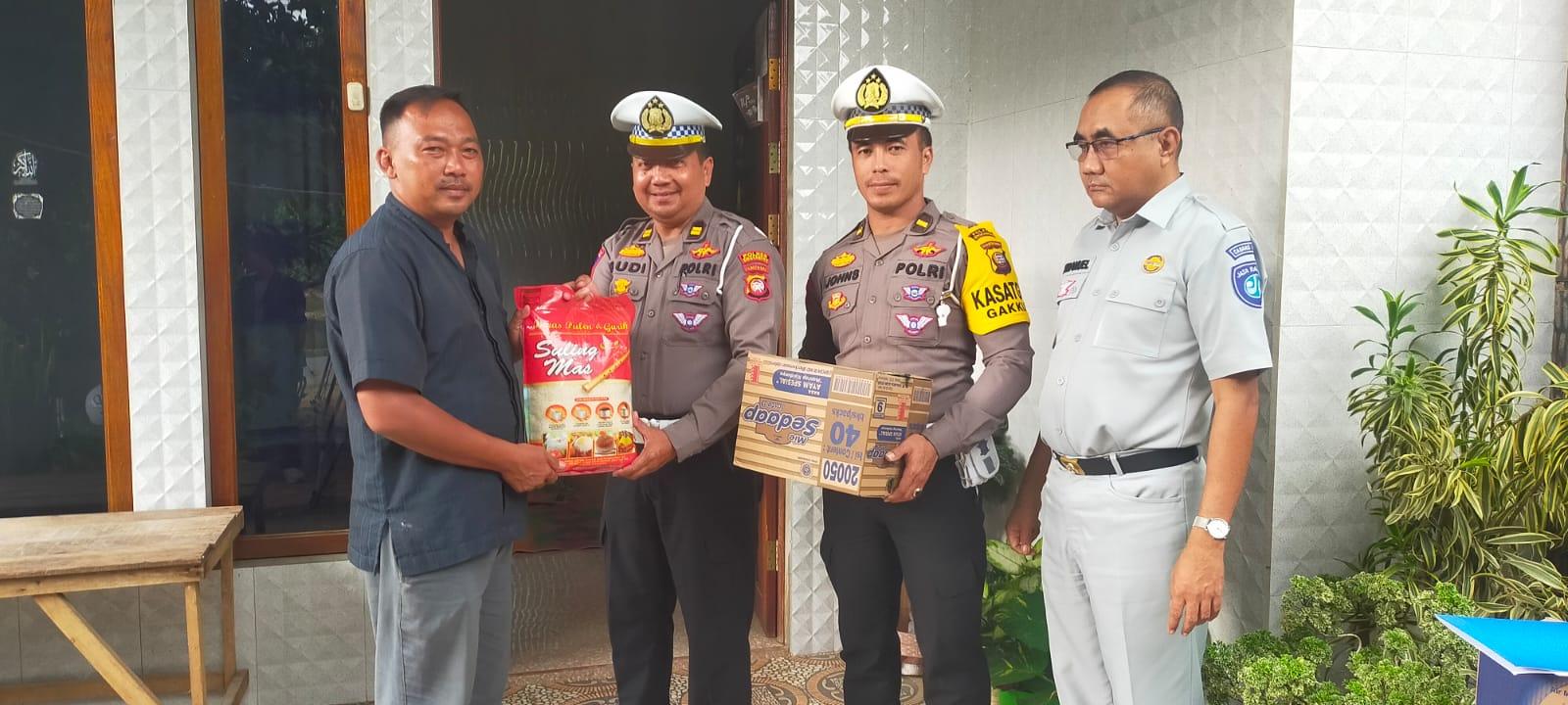 Personel-Satlantas-Polres-Singkawang-bersama-petugas.jpg
