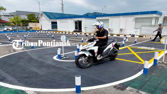Peserta-saat-melakukan-praktek-uji-mengendarai-w3rdc.jpg