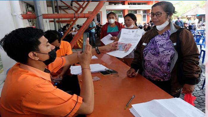 Petugas-Kantor-Pos-melayani-pencairan-Bansos-tahun-2022.jpg