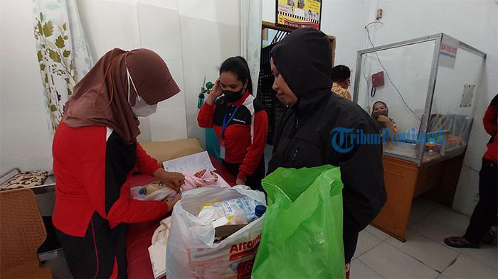 Petugas-Medis-Puskesmas-Sungai-Ambawang-saat-memberikan-perawatan.jpg