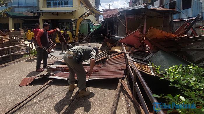 Petugas-gabungan-saat-membongkar-puluhan-kios-semi.jpg