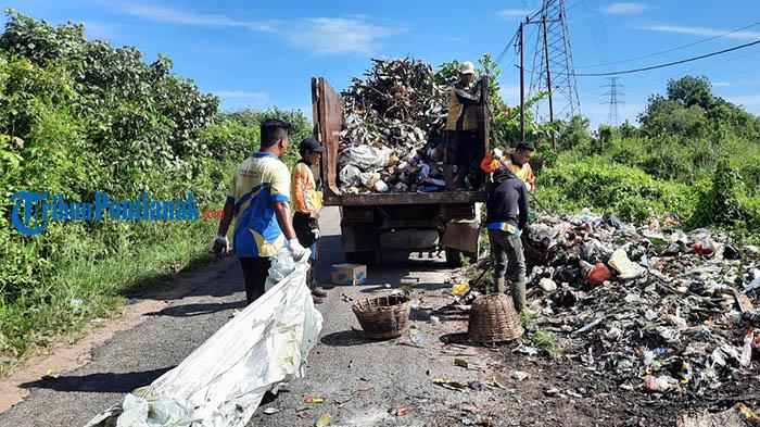 Petugas-kebersihan-dari-Dinas-Perkim-LH-Ketapang-dsf-sdf-sd.jpg