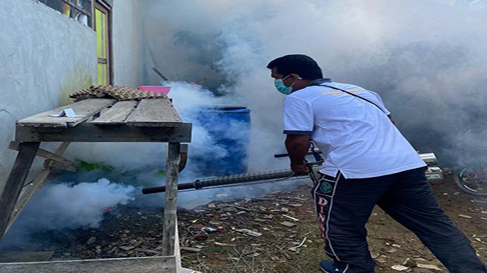 Petugas-kesehatan-saat-melakukan-fogging-ke-rumah-2345d.jpg