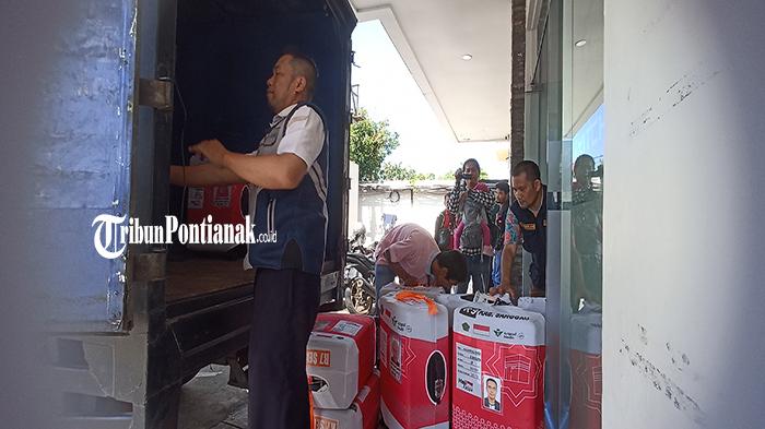 Petugas-memuat-bagasi-jamaah-di-Hotel-Orchard-Jalan-Ayani-Pontianak-pada-Selasa-28-Mei-2024.jpg