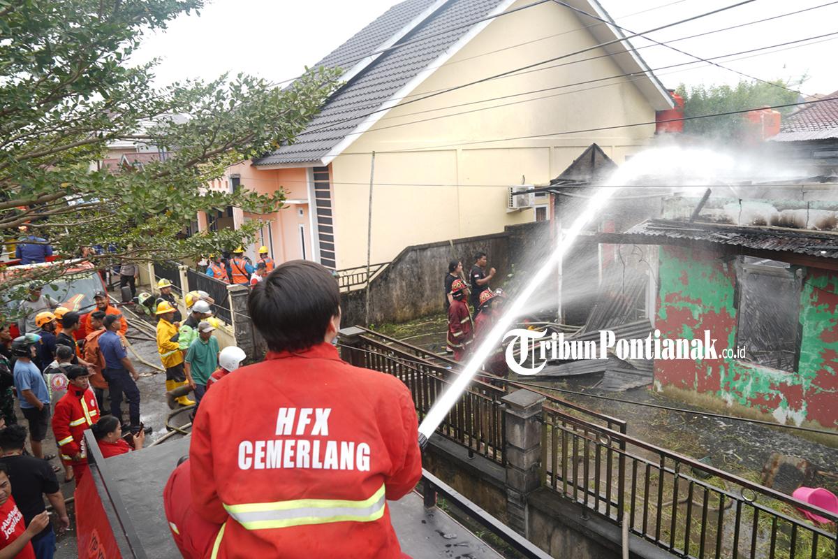 Rumah Lama Tak Berpenghuni Terbakar di Sungai Raya Dalam Pontianak