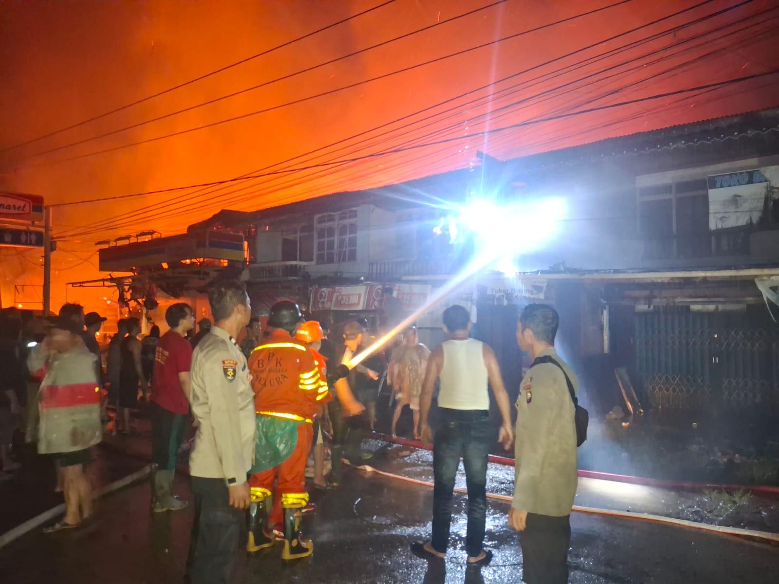 Petugas-pemadam-kebakaran-BPK-Polri-TNI-dan-masyarakat.jpg
