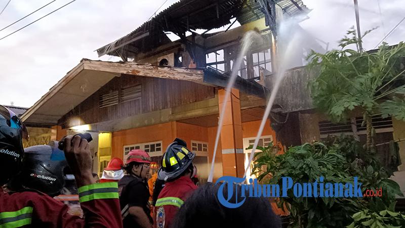 Kebakaran Rumah di Jalan Tebu Pontianak Barat, Petugas Berjibaku 45 Menit Padamkan Api