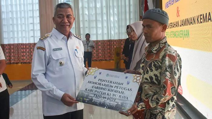 Pemkab Kubu Raya Serahkan Honorium Pada 1.556 Petugas Fardu Kifayah dan Guru Ngaji