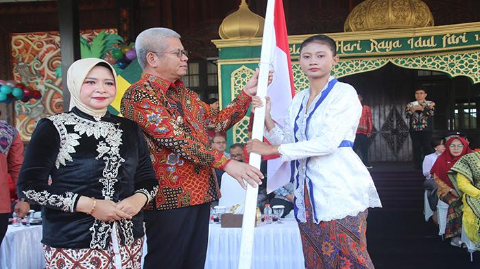 Atlet PPLP Binaan Disporapar Kalbar Katyea Pembawa Bendera Merah Putih di Opening Ceremony ASG 2024