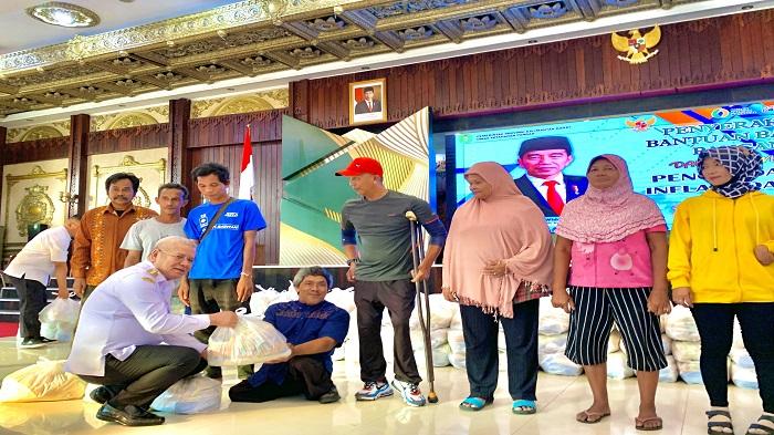 Pj-Gubernur-Kalbar-Harisson-saat-menyerahkan-bantuan-secara-simbolis-bantuan.jpg