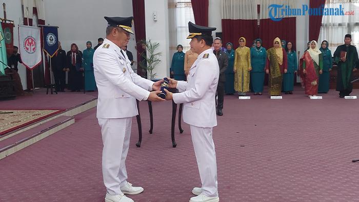 Pj-Gubernur-Kalbar-dr-Harsisson-saat-melantik-Ani-Sofian-sebagai-Pj-Walikota.jpg
