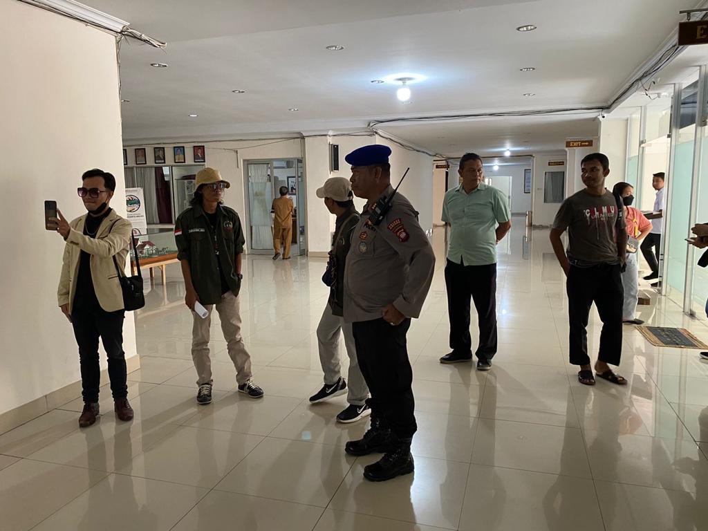 Puluhan Personel Polres Sintang Dikerahkan dalam Pengamanan Aksi Unjuk Rasa Serikat Petani dan Warga