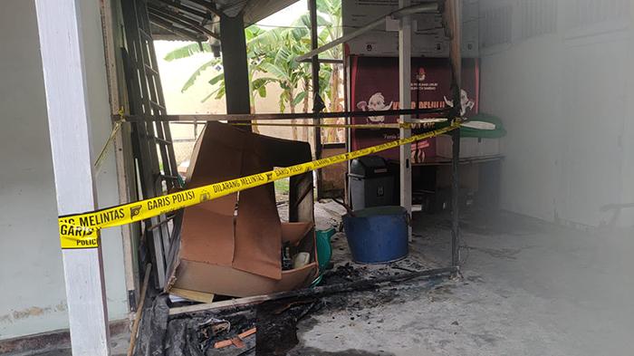 Bakaran Sampah Merembet, Kantor KPU Sambas Nyaris Dilahap Api
