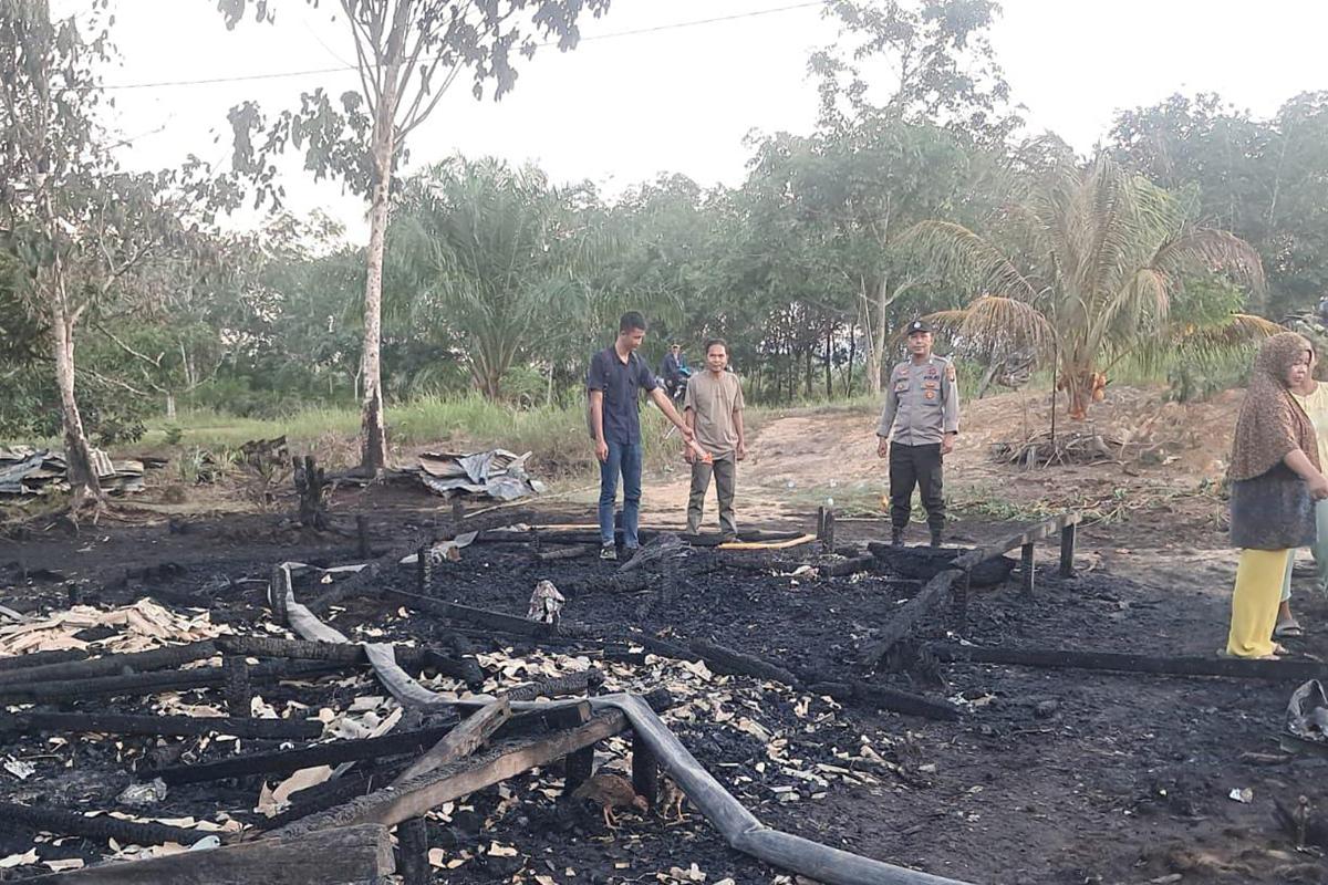 Polisi-mendatangani-lokasi-kebakaran-rumah-warga.jpg