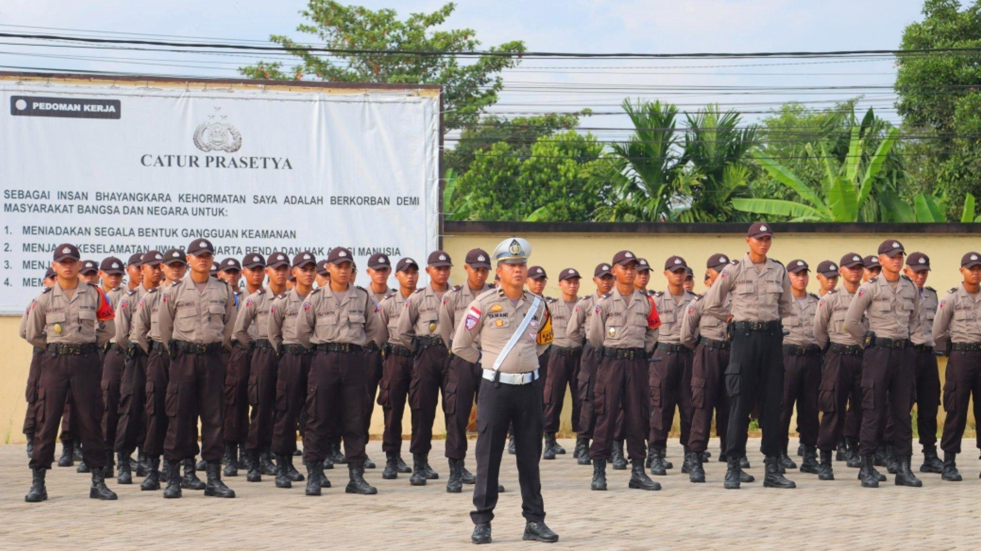 Kapolres Pimpin Apel Penutupan Latihan Kerja Siswa Diktukba 2024 Angkatan 52 di Polres  Sambas
