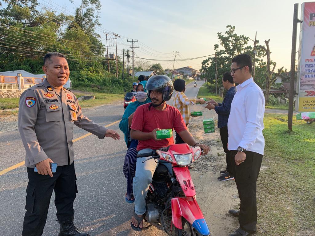 Polres Landak dan Polsek Sengah Temila Bagikan Ratusan Takjil Untuk Masyarakat