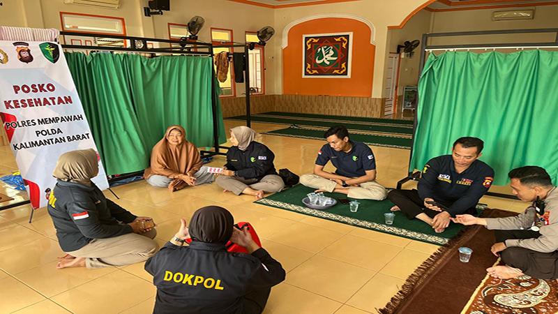 Polres Mempawah Kerahkan Personel Sidokkes Berikan Layanan Kesehatan Kepada Warga Terdampak Banjir