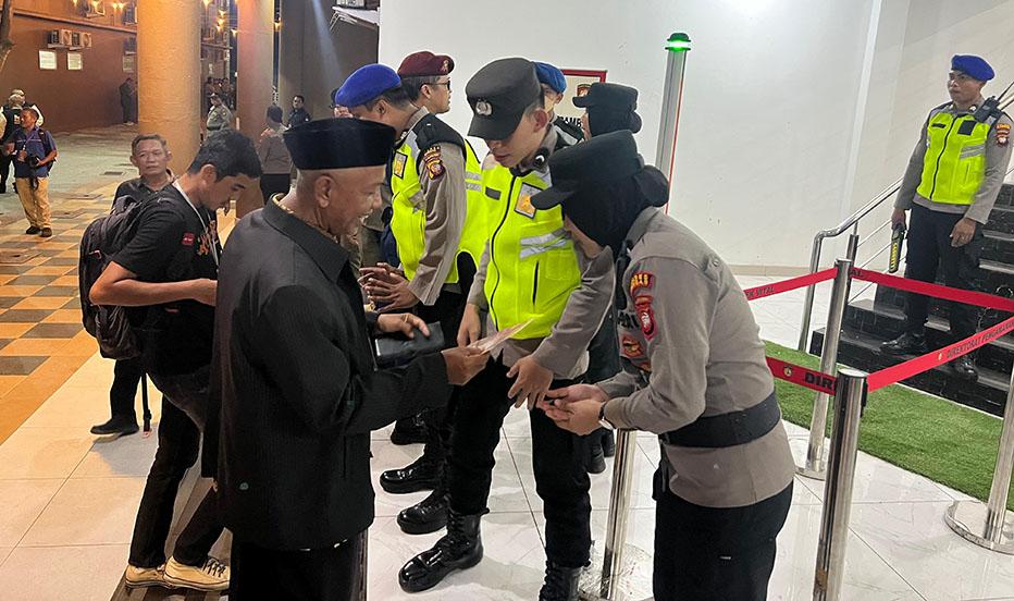 Personel Polres Sambas Amankan Debat Publik Pasangan Calon Bupati dan Wakil Bupati Sambas Tahun 2024