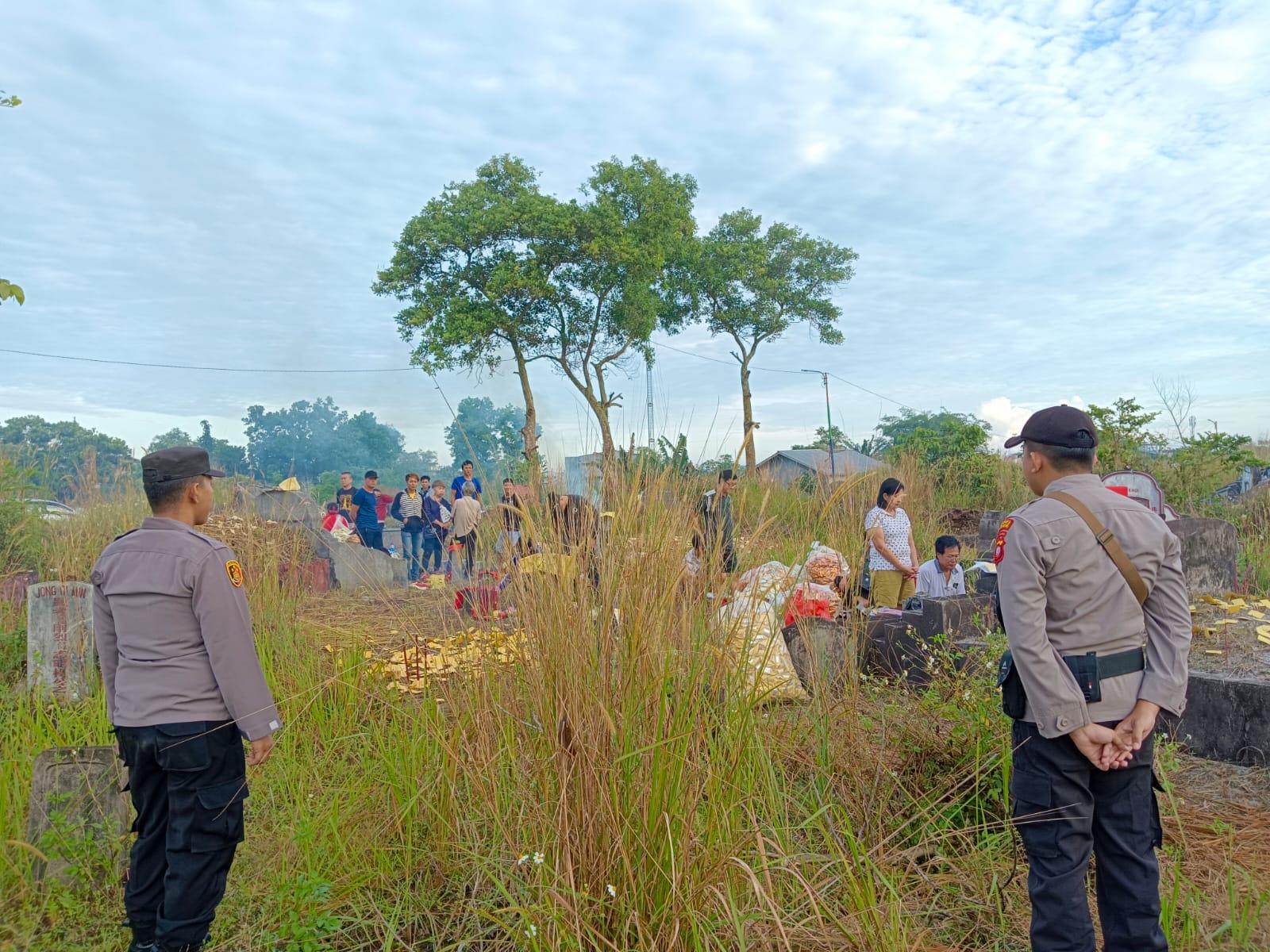 Personel Polres Singkawang Laksanakan Pengamanan Sembahyang Kubur