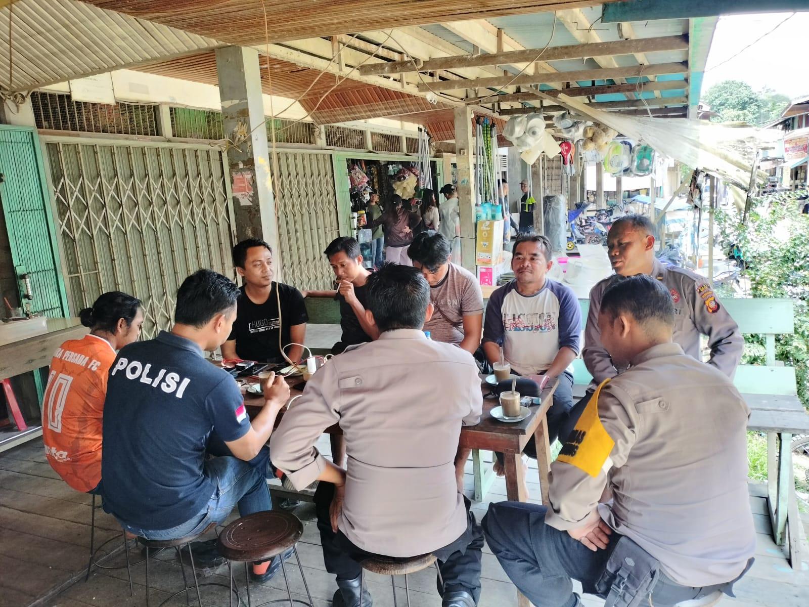 Kapolsek Menukung Dengarkan Keluhan dan Tampung Saran Masyarakat Dalam Program Jumat Curhat