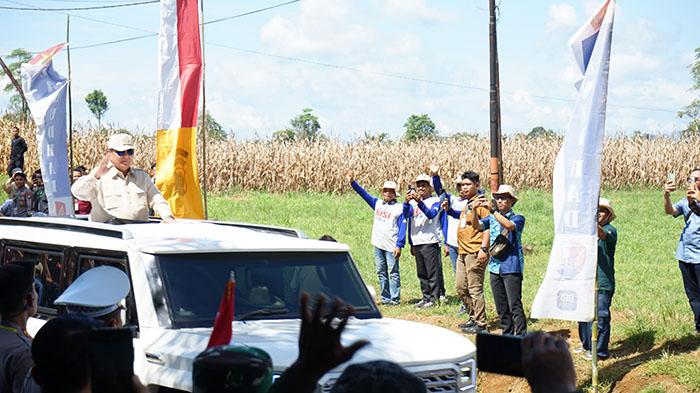 Presiden-Prabowo-menyapa-hangat-masyarakat-Sanggau-Ledo-Kabupaten-Bengkayang.jpg