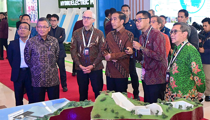 Presiden-Republik-Indonesia-Joko-Widodo-mengunjungi-booth-PT-PLN-Persero-dalam-rangkaian.jpg