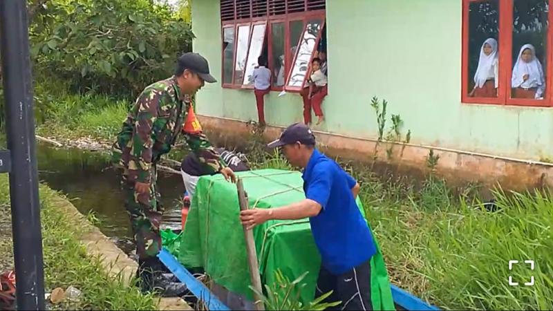 Distribusi Surat Suara Pilkada di Sebawi Sambas Tempuh Jalur Air, TNI-Polri Beri Pengawalan