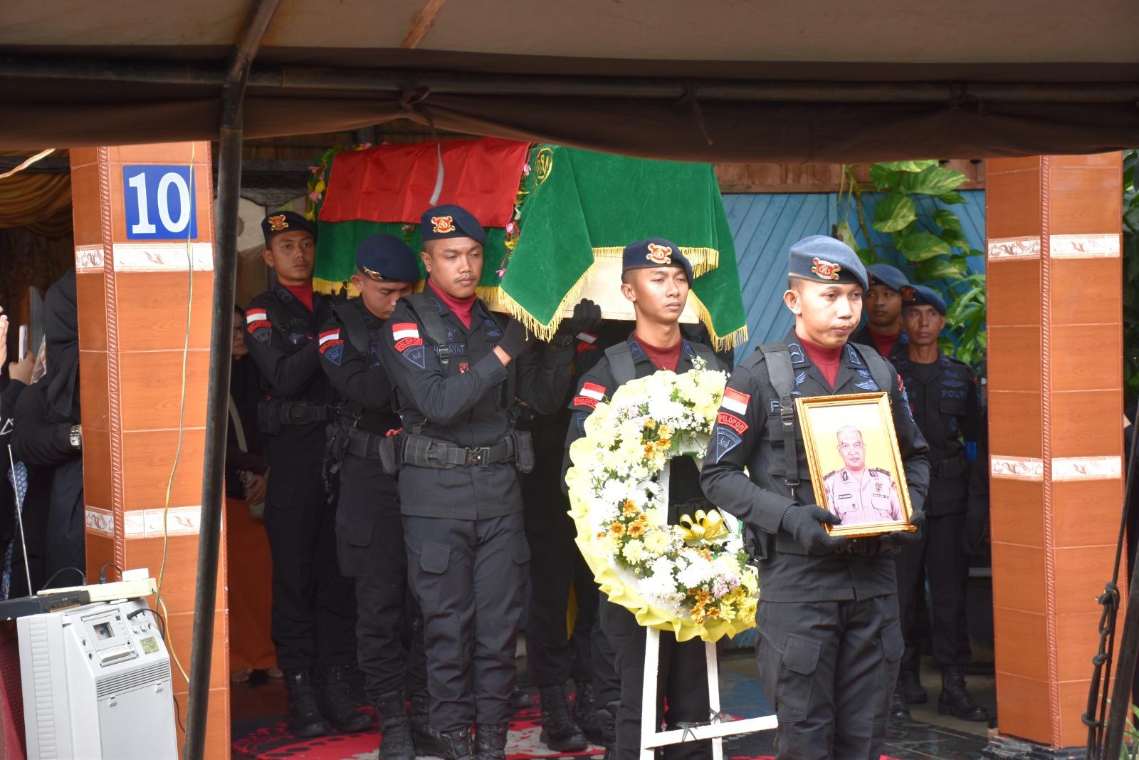 Dansatbrimob Polda Kalbar Hadiri Pemakaman Satu Personelnya dan Berikan Dukungan Moril Keluarga