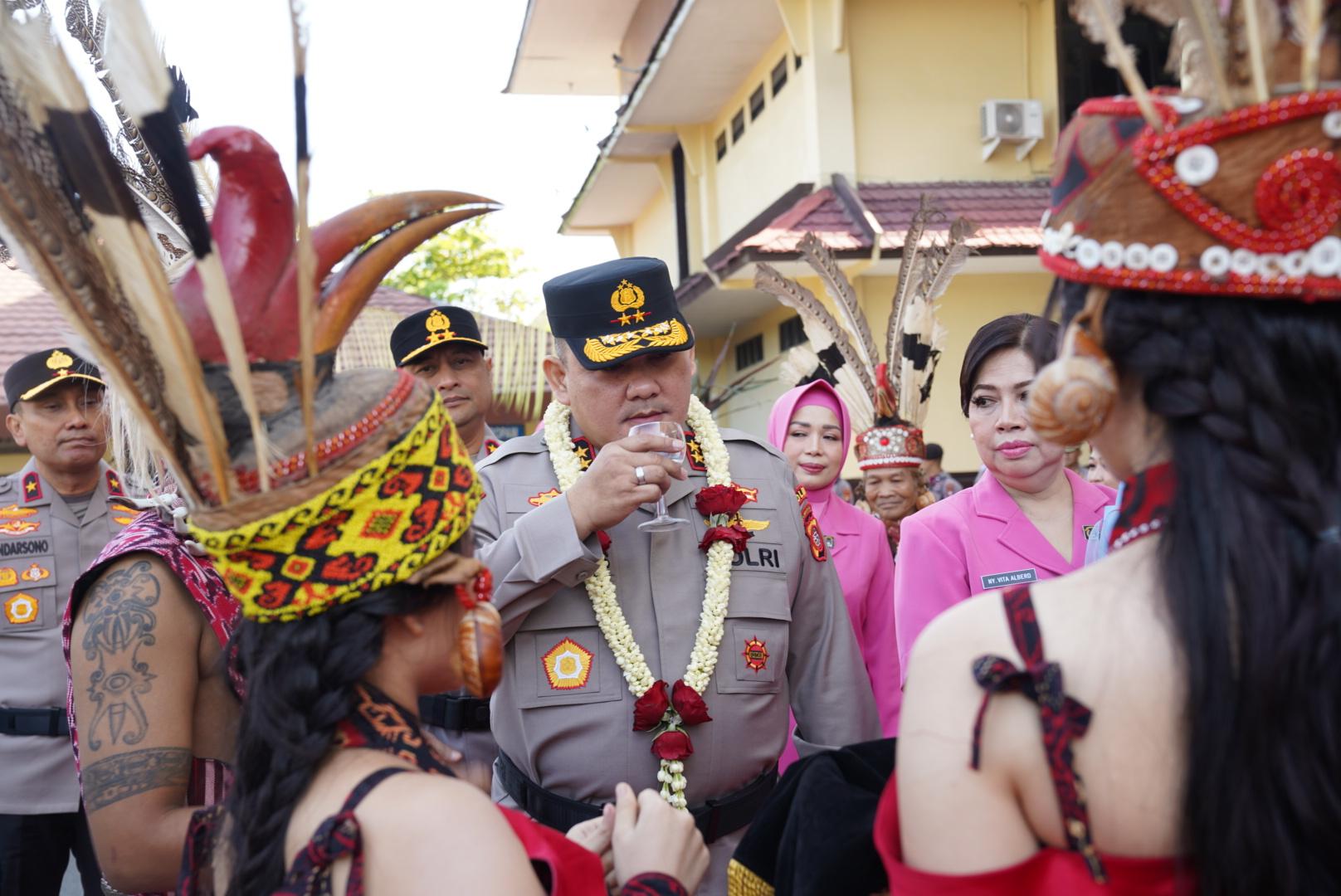 Selamat Datang Kapolda Kalbar Irjen Pol Alberd Teddy Benhard, Disambut Ritual Adat Dayak-Melayu - Tribunpontianak.co.id