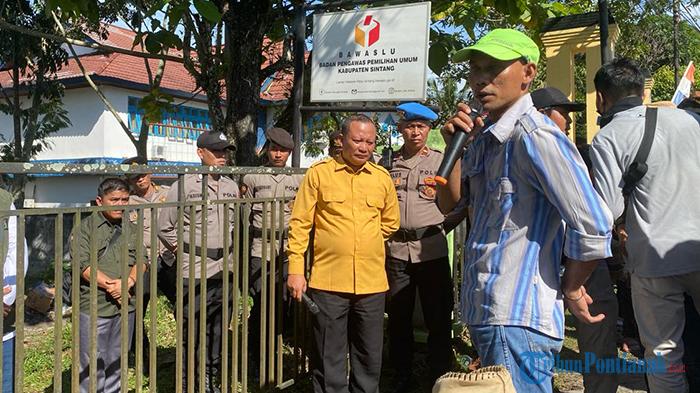 Puluhan-warga-dari-berbagai-Kecamatan-di-Kabupaten-Sintang-Kalimantan-Barat-berunjuk.jpg