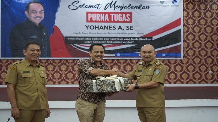 Purna-tugas-Kadis-Kominfo-Landak-di-aula-Kantor-Bupati-Landak.jpg