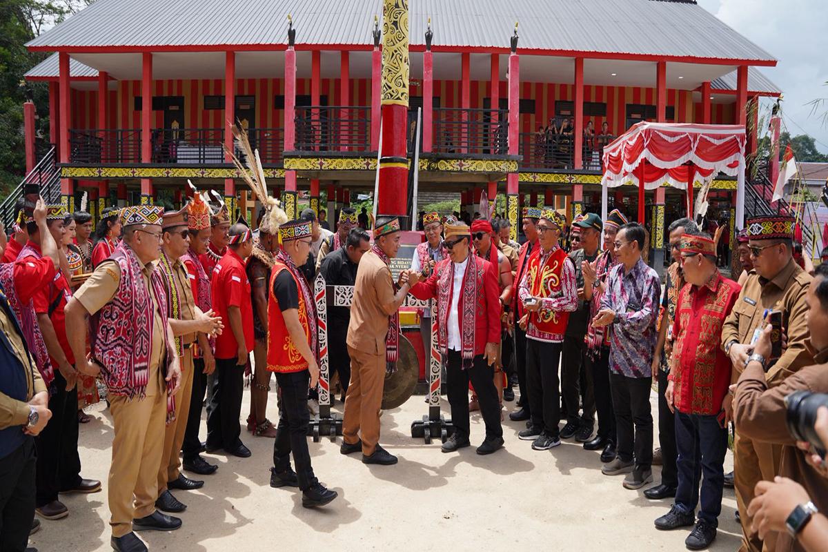 Bupati Ontot Resmikan Rumah Betang Bidayuh Labak Nyeru di Entikong
