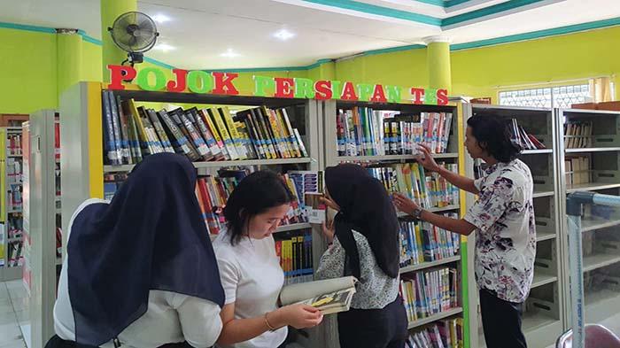 Rak-rak-buku-yang-disediakan-di-Pojok-Persiapan-Te2435wef.jpg