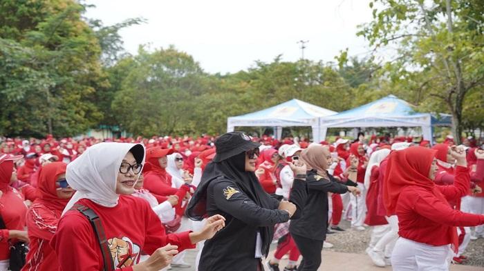 Ratusan-emak-emak-antusias-berolahraga-di-Taman-Alun-Kapuas-Pontianak.jpg