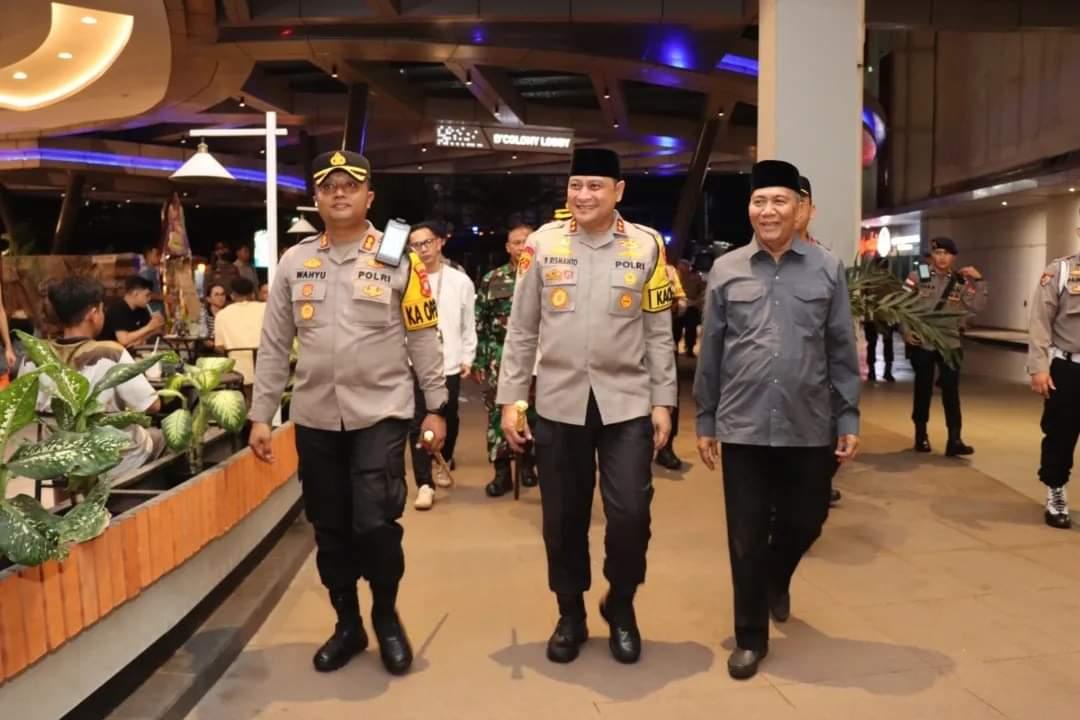 Raya-Sy-Kamaruzaman-dan-Kapolres-Kubu-Raya-AKBP-Wahyu-Jati-Wibowo-mendampingi.jpg