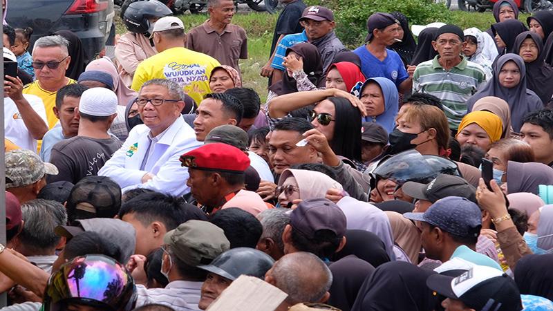 Warga Pemangkat Sambas Serbu Bazar Ikan Murah, Sutarmidji Turut Layani Pembeli