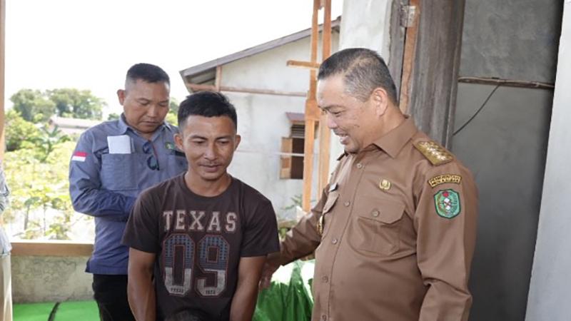 Ria-Norsan-saat-mengunjungi-rumah32rew.jpg