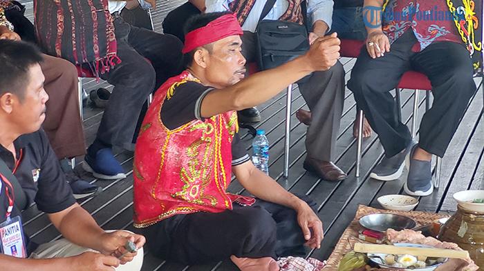 Ritual-Ngampar-Bide-sebelum-pelaksanaan-Naik-Dango-Pontianak.jpg