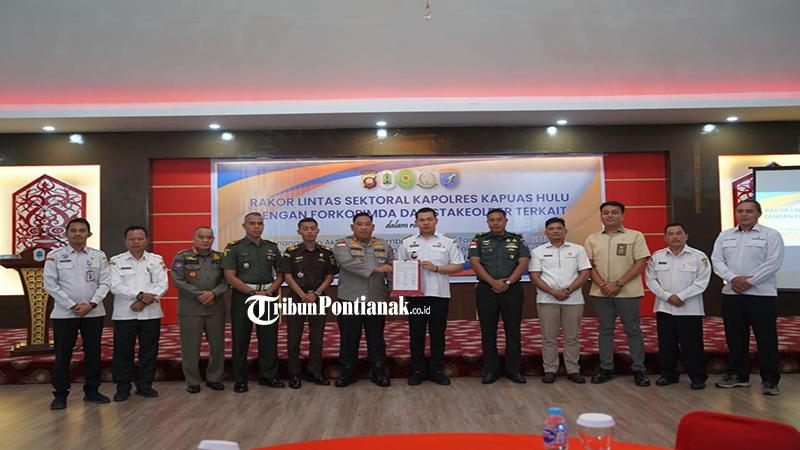Kapolres Pastikan Bendera Setengah Tiang di Kapuas Hulu Sudah Naik Full