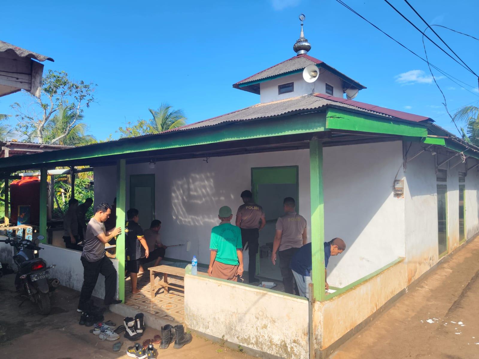 Polsek Kendawangan Gelar Aksi Renovasi Surau Harauda, Wujud Kepedulian terhadap Rumah Ibadah - Tribunpontianak.co.id